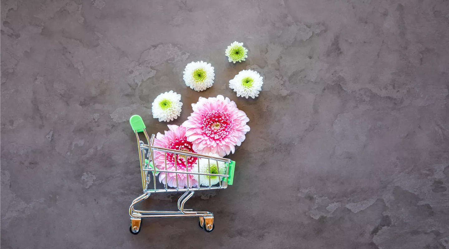 Einkaufswagen mit Blüten