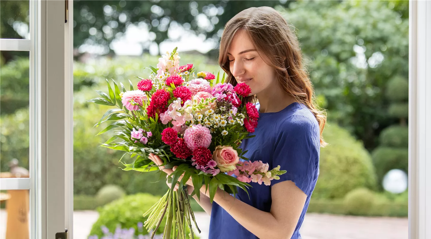 Lieferservice - Frau erhält Blumenstrauß