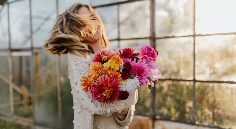 Floristik.jpeg kaboompics_A woman with beautiful colorful dahlia flowers.jpg